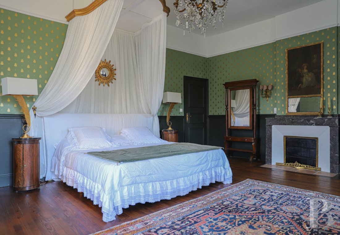 An 18th century chateau surrounded by trees and hills in the Lot valley - photo  n°18
